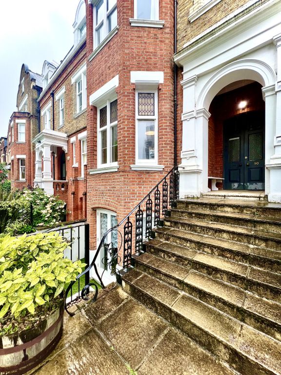 Property photo 1 of 19 A Beautiful Top Floor, Self-Contained Studio Flat To Rent In Belsize Park.