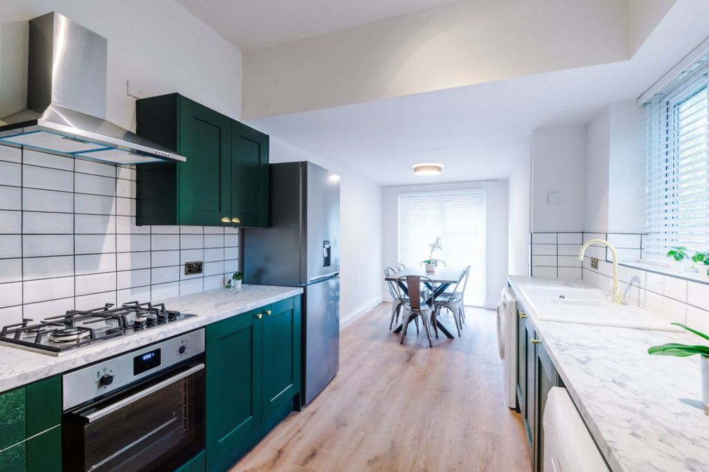 Property photo 3 of 15 27La - Kitchen