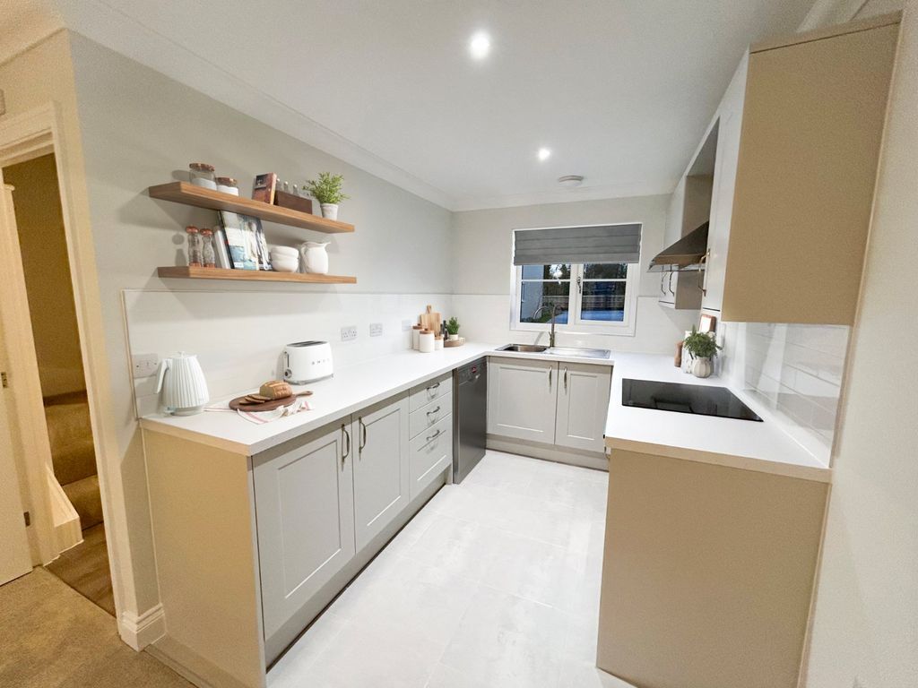 Property photo 2 of 10 Kitchen