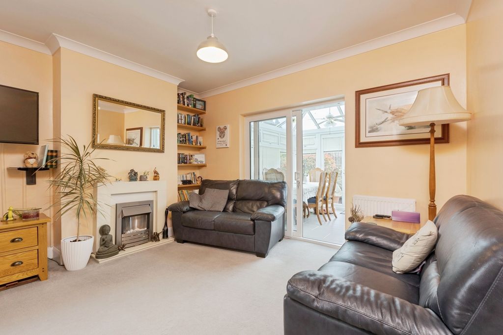 Property photo 3 of 18 Lounge