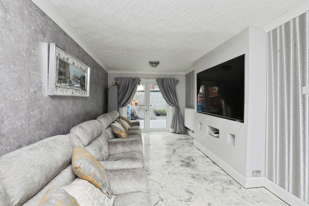 Property photo 3 of 21 Lounge