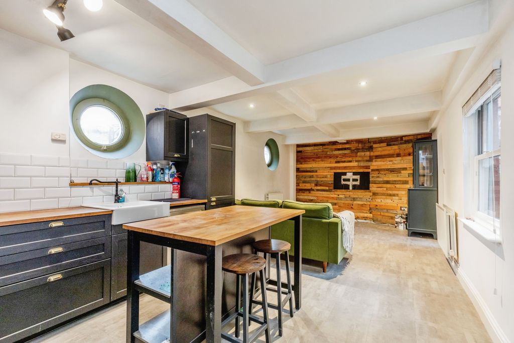 Property photo 1 of 12 Photography