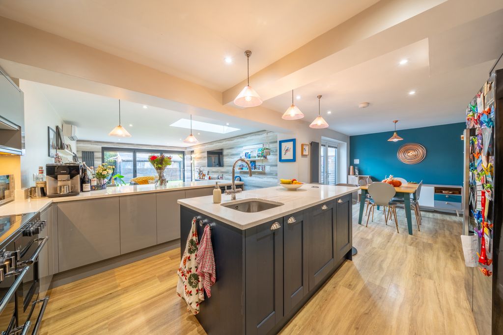 Property photo 3 of 21