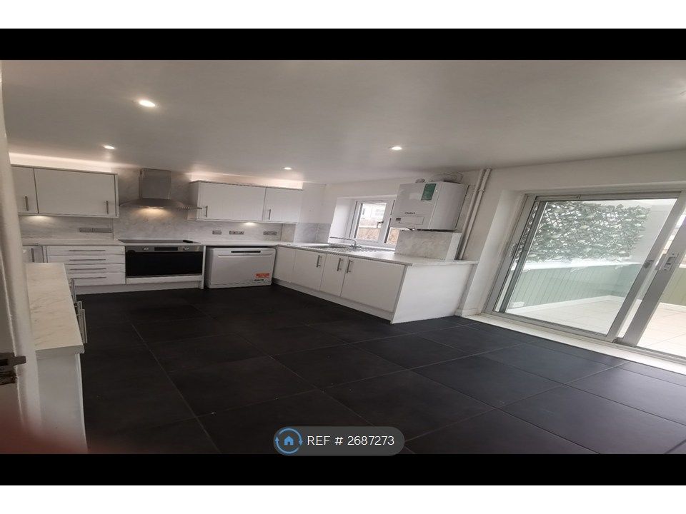 Property photo 3 of 25 Glossy Kitchen Overlooking Garden