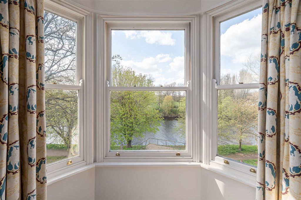 Property photo 3 of 30 Bay