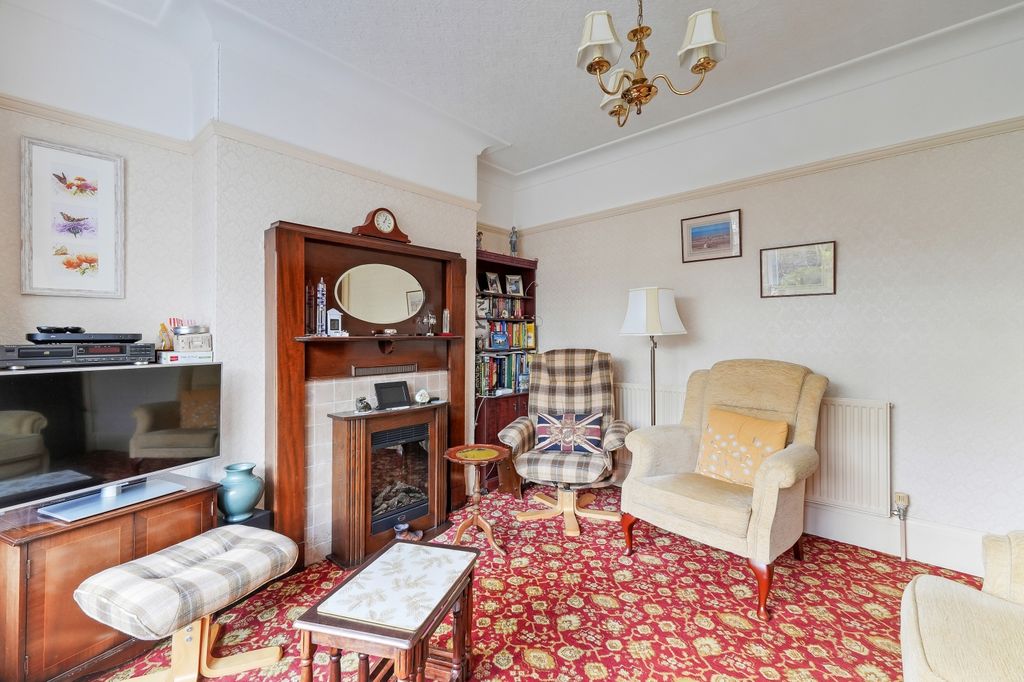 Property photo 3 of 28 Lounge