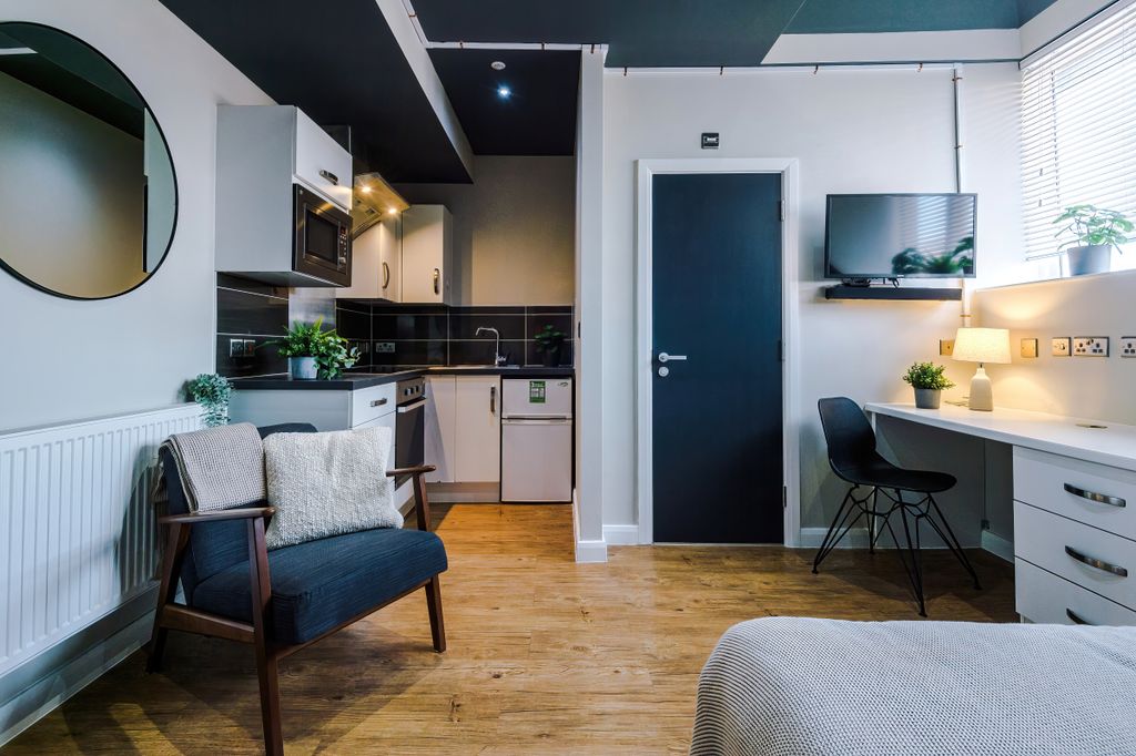 Property photo 3 of 12 Flat 16, Unw, 8