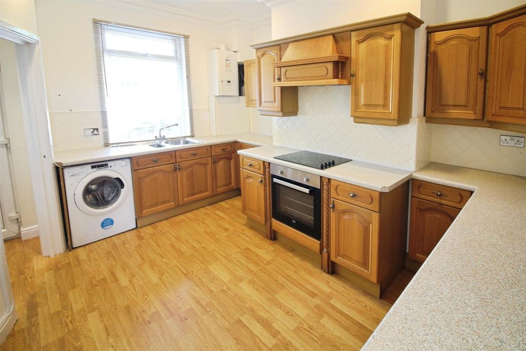Property photo 2 of 11 Kitchen