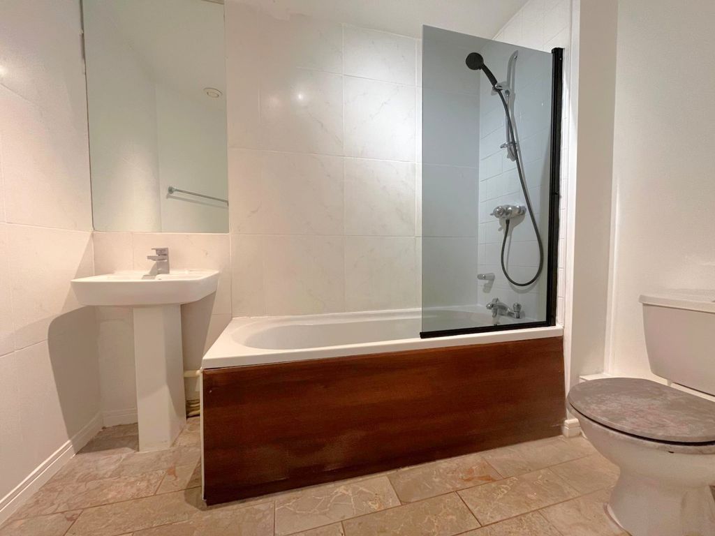 Property photo 3 of 9 04Bathroom