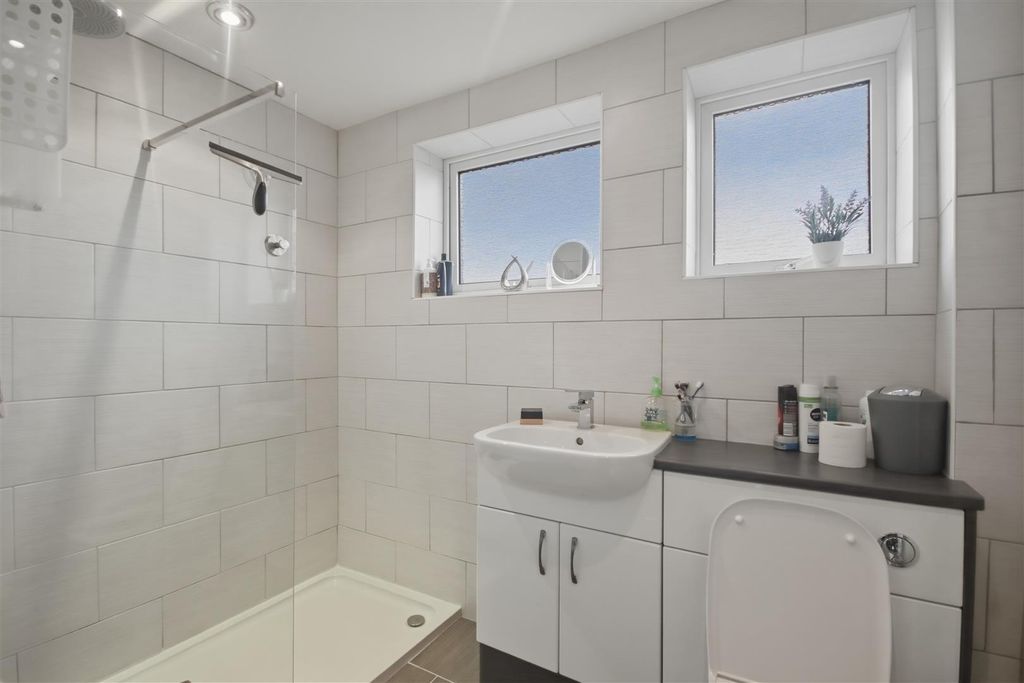 Property photo 3 of 14 Bathroom (8).Jpg