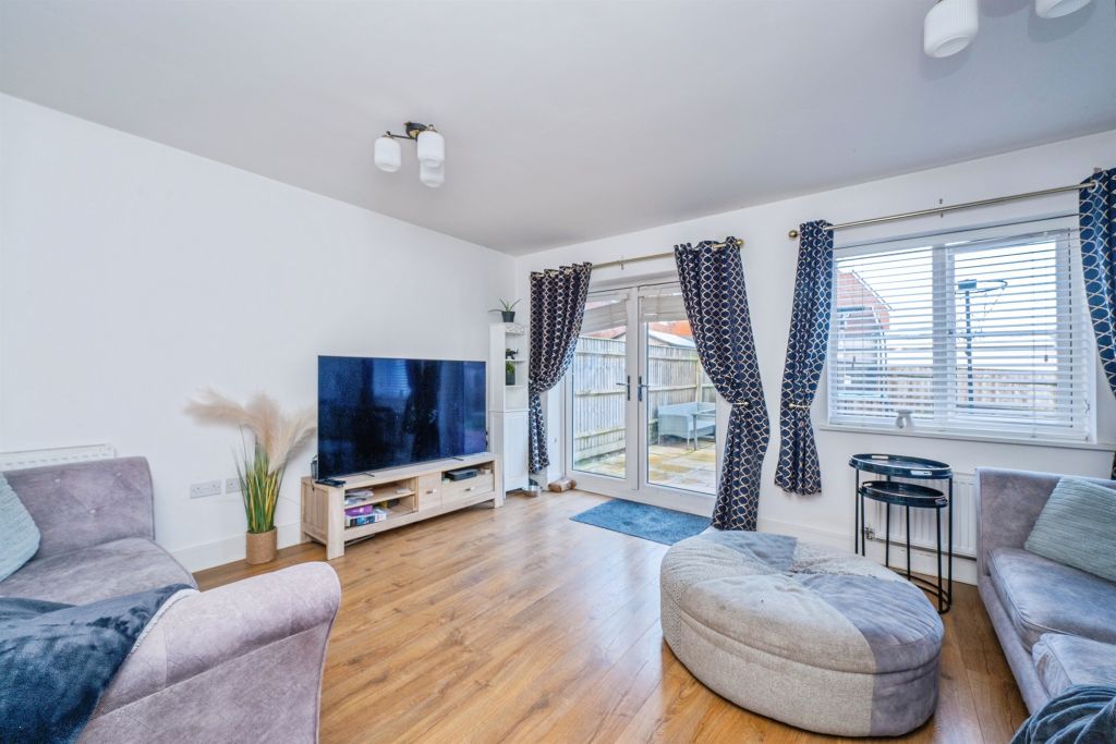 Property photo 3 of 18 Lounge