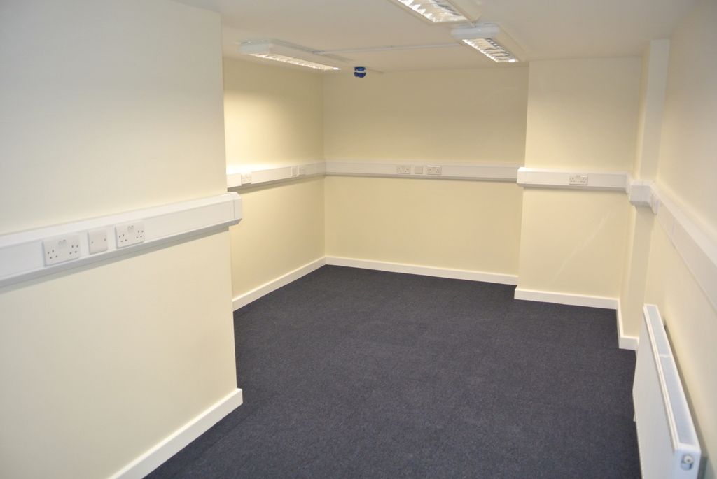 Property photo 3 of 12 Office 6