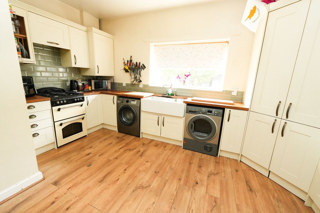 Property photo 3 of 16 Kitchen