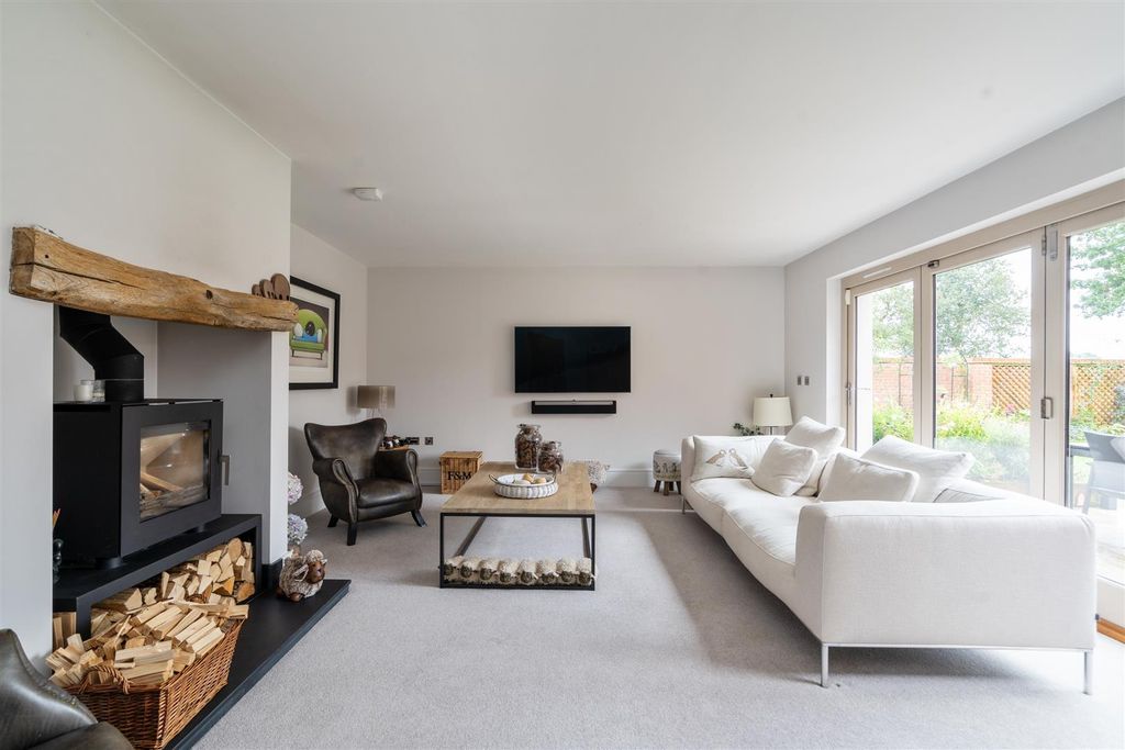 Property photo 3 of 25 12 Hall Farm Court, Kenilworth Road, Knowle, B93 0