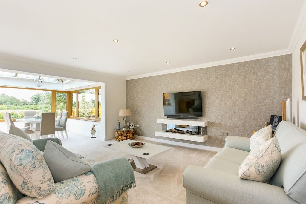 Property photo 2 of 11 Lovel Road