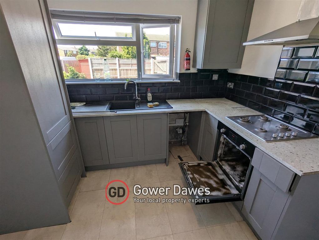 Property photo 3 of 14 Kitchen