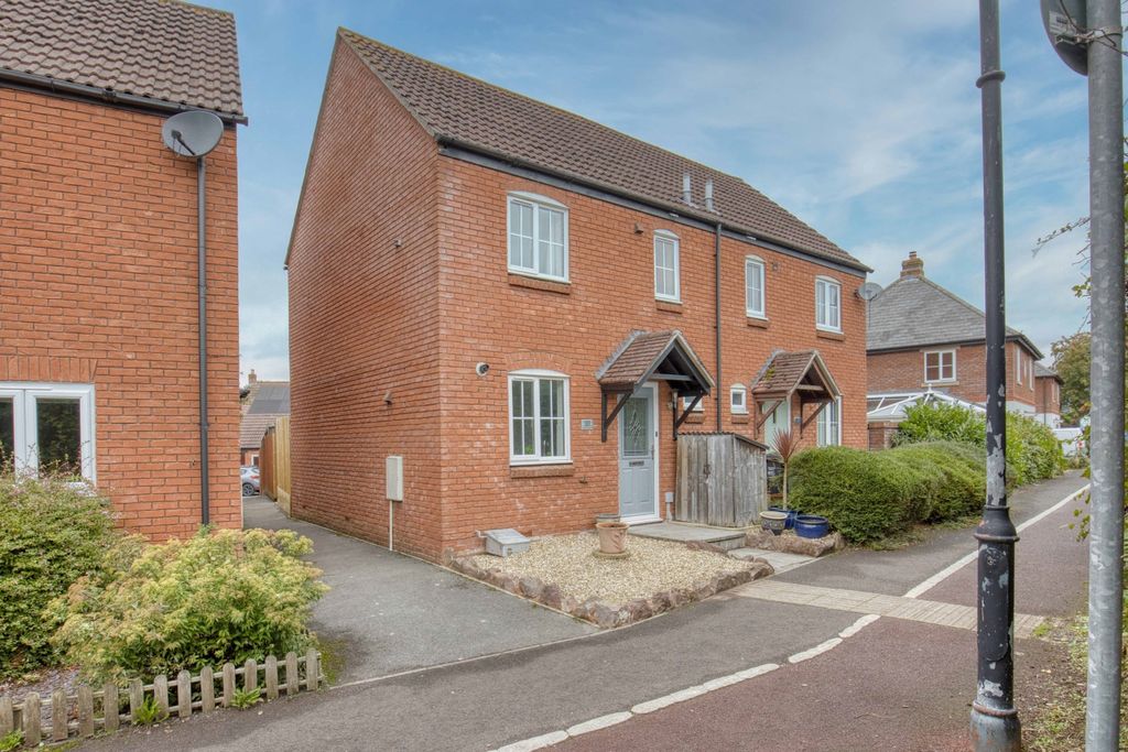 Property photo 1 of 24 Ewemove Taunton - Graham Way (17)