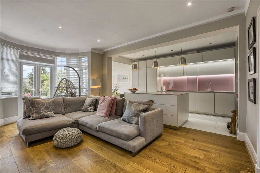 Property photo 2 of 15 Picture No. 11