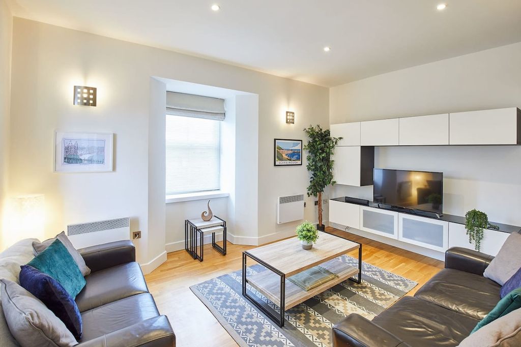 Property photo 1 of 18 Living Room