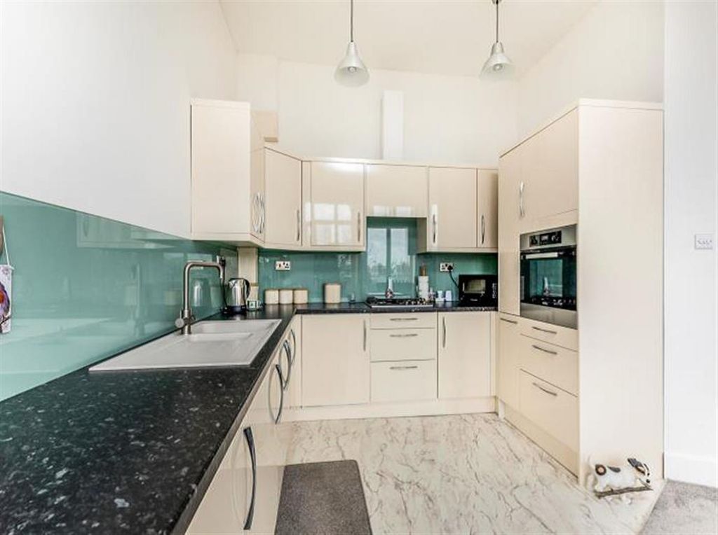 Property photo 2 of 7 Kitchen