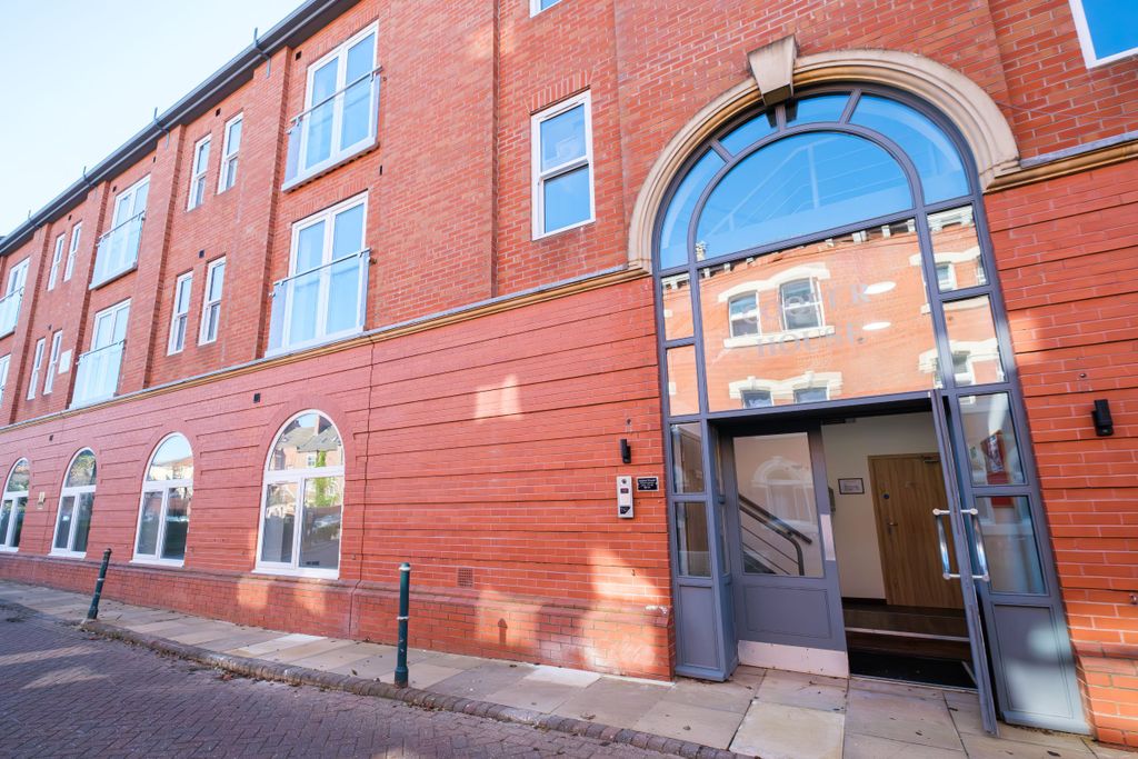 Additional image 9 of 2 bed flat to rentFlat 6, Cooper House HU1