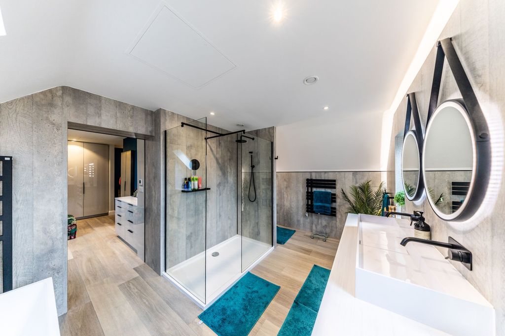 Property photo 2 of 40 Master En-Suite