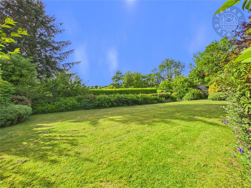 Property photo 3 of 16 Grounds
