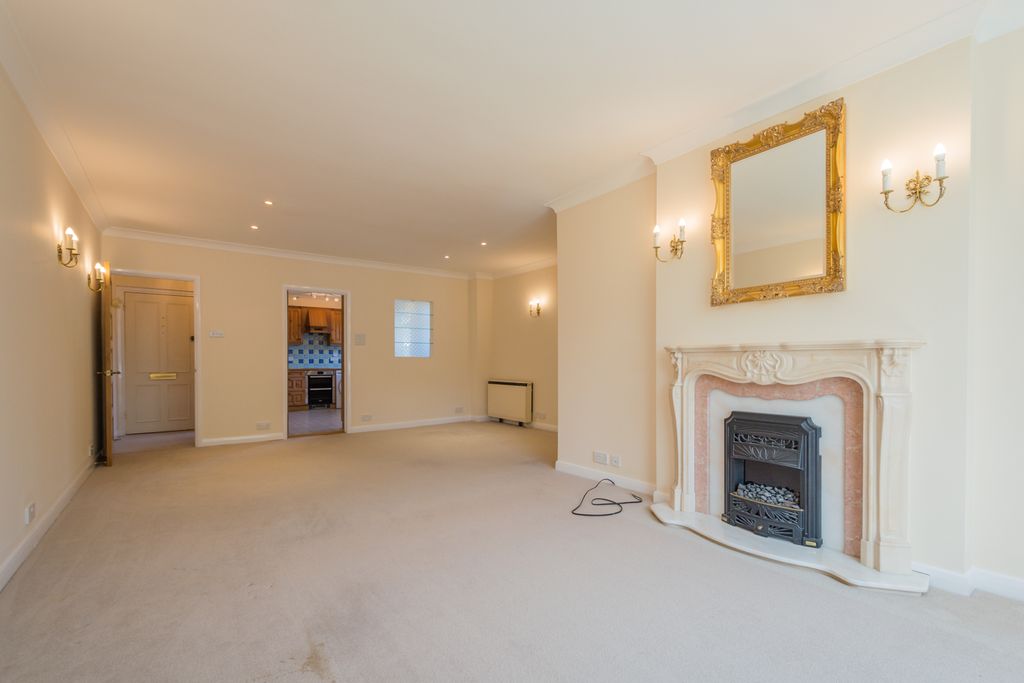 Property photo 2 of 19 14 Glencairn-9