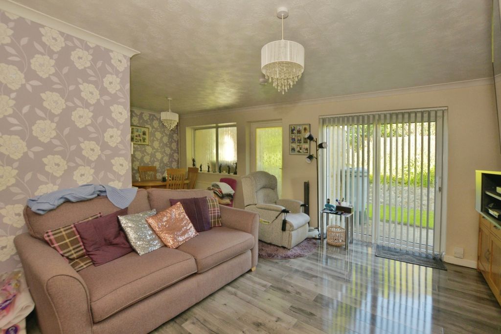 Property photo 3 of 17 Lounge