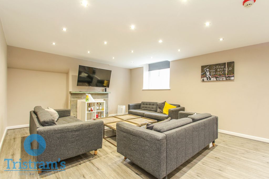 Property photo 2 of 25