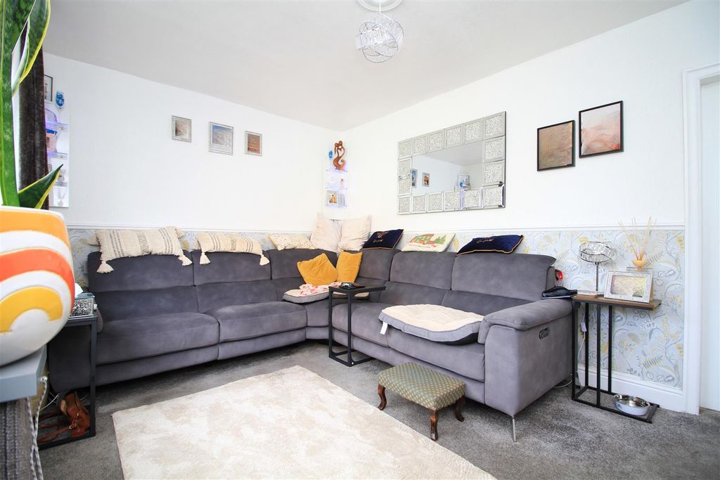 Property photo 3 of 17 Lounge..Jpg
