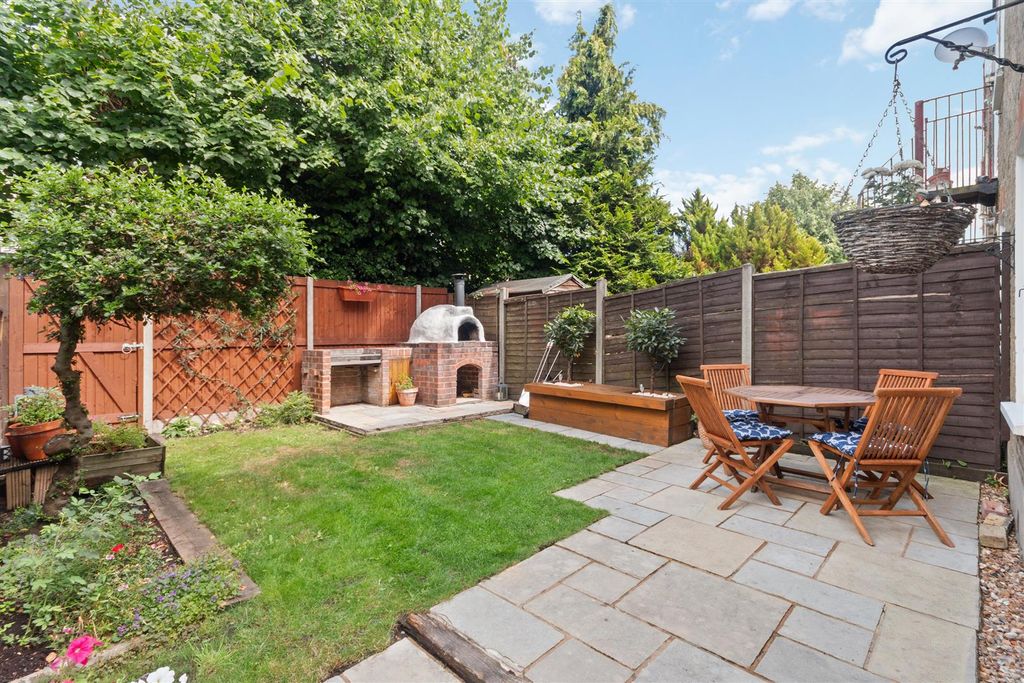 Property photo 2 of 11 Garden