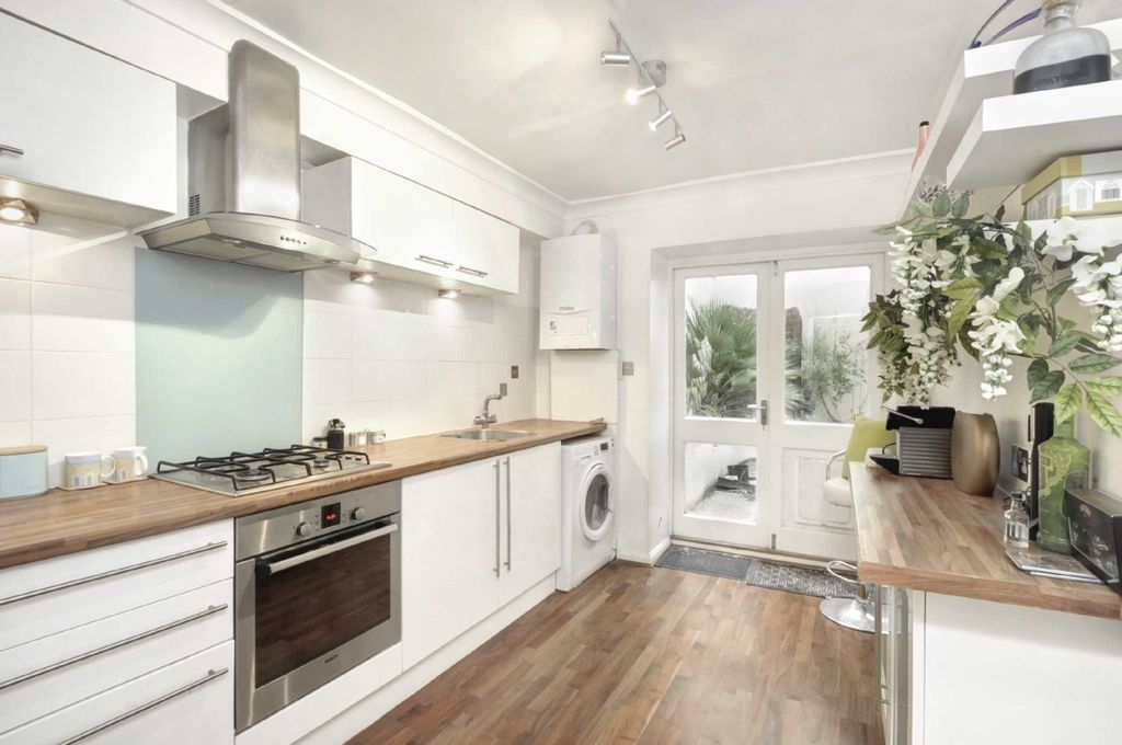 Property photo 2 of 9 Kitchen