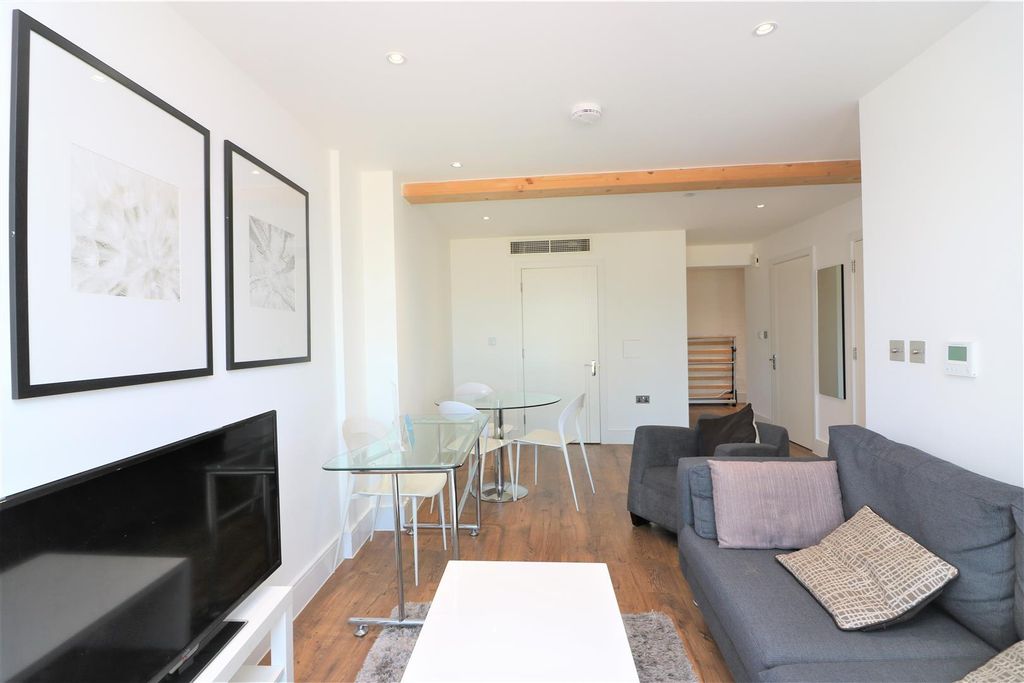 Property photo 1 of 7 Commercial Road.Jpg