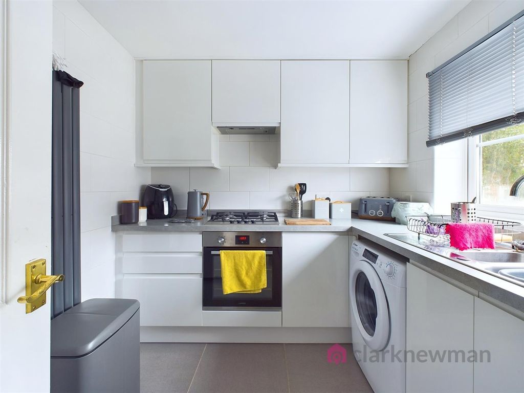 Property photo 3 of 9 Kitchen