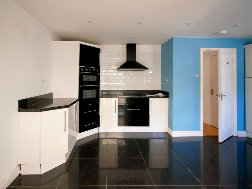 Property photo 3 of 21 Kitchen