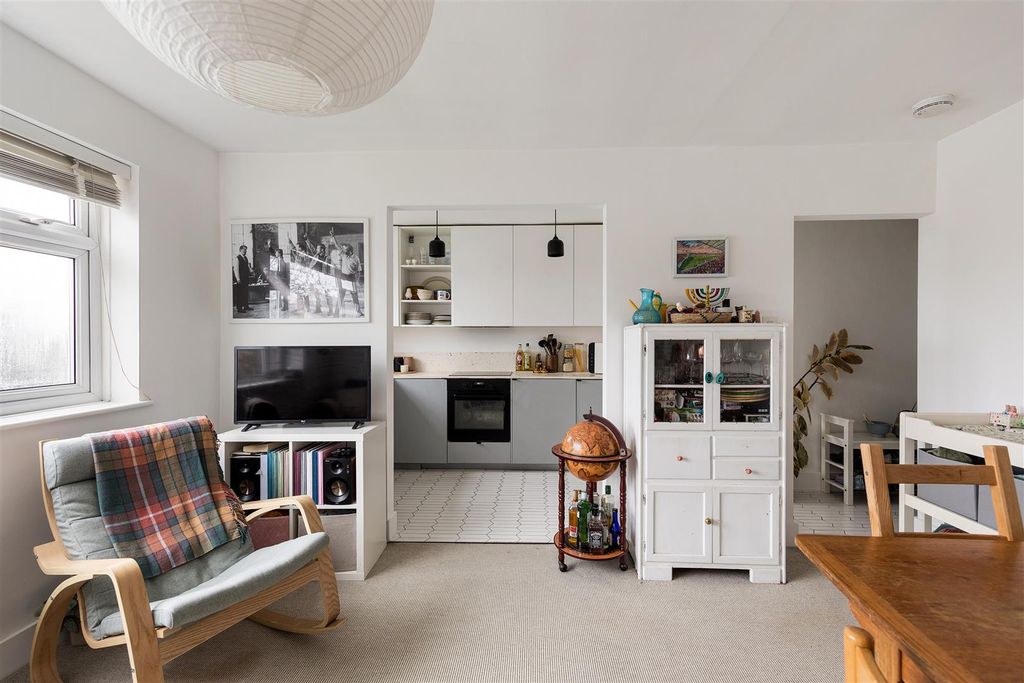 Property photo 3 of 30 Hainault Road, E11