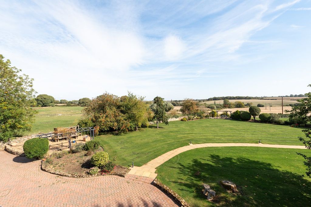 Property photo 2 of 40