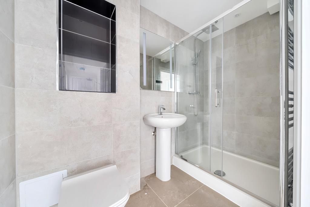 Property photo 3 of 11 Bathroom