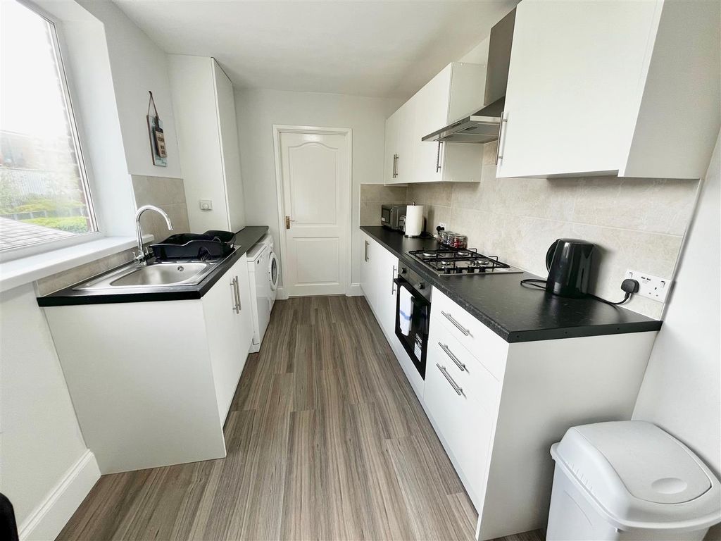 Property photo 2 of 11 Kitchen