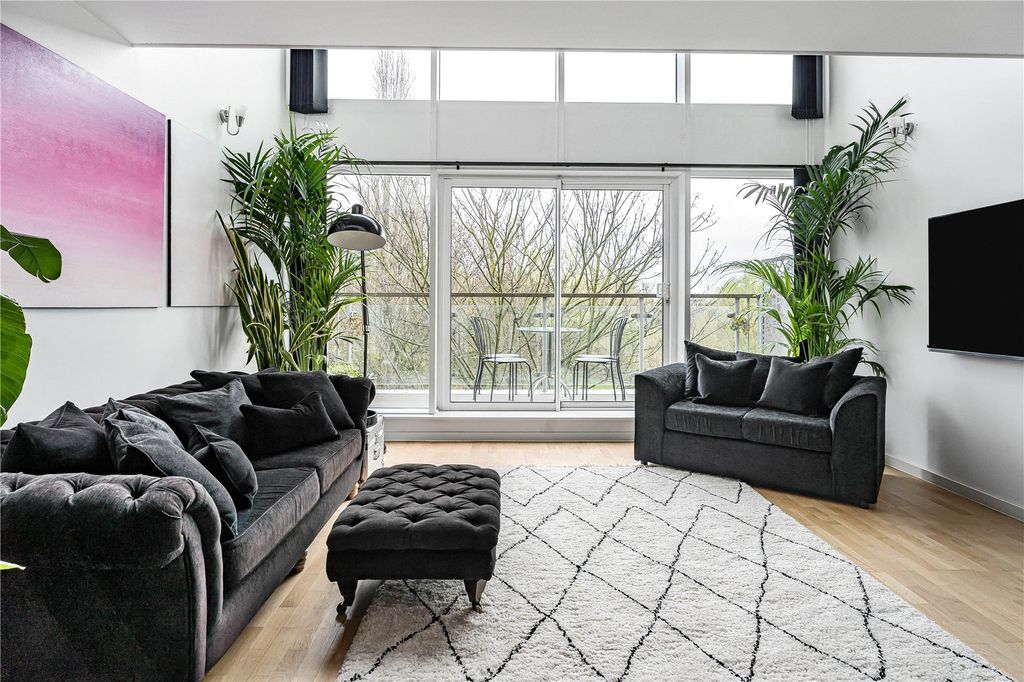 Property photo 1 of 21 Reception