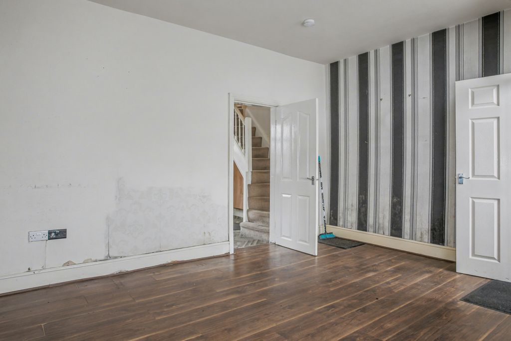 Property photo 2 of 23 47 Acregate Lane, Preston, Lancashire, Pr1 5Qn