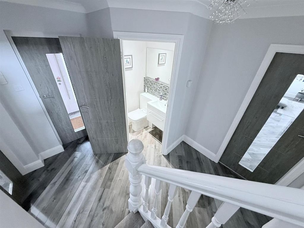 Property photo 3 of 33 Cloaks/W.c