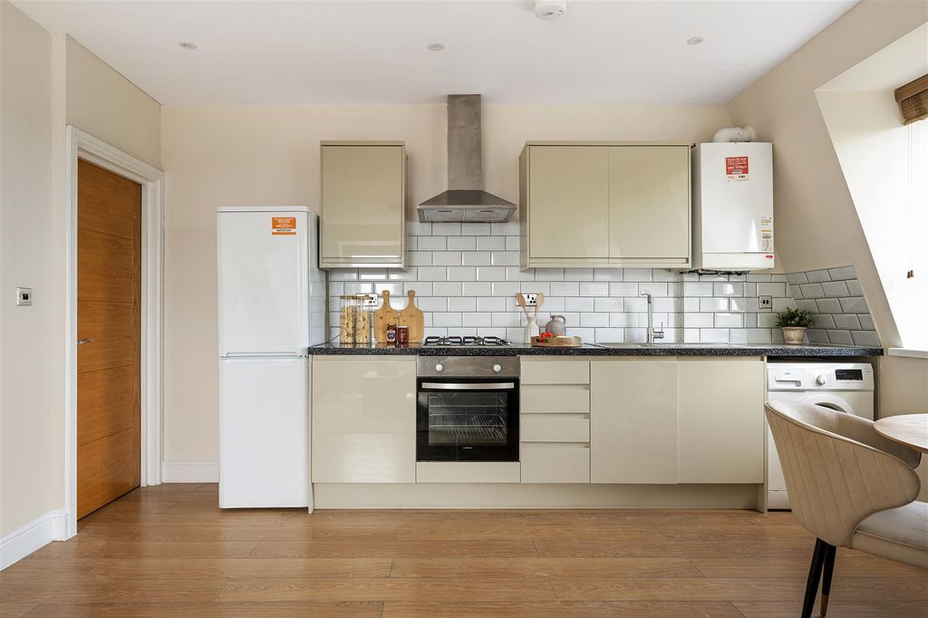 Property photo 2 of 25 Eastwood Close, E18