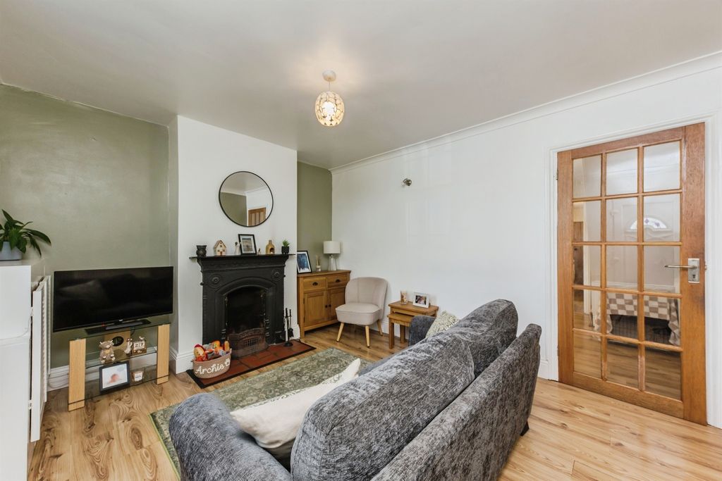 Property photo 3 of 15 Lounge: