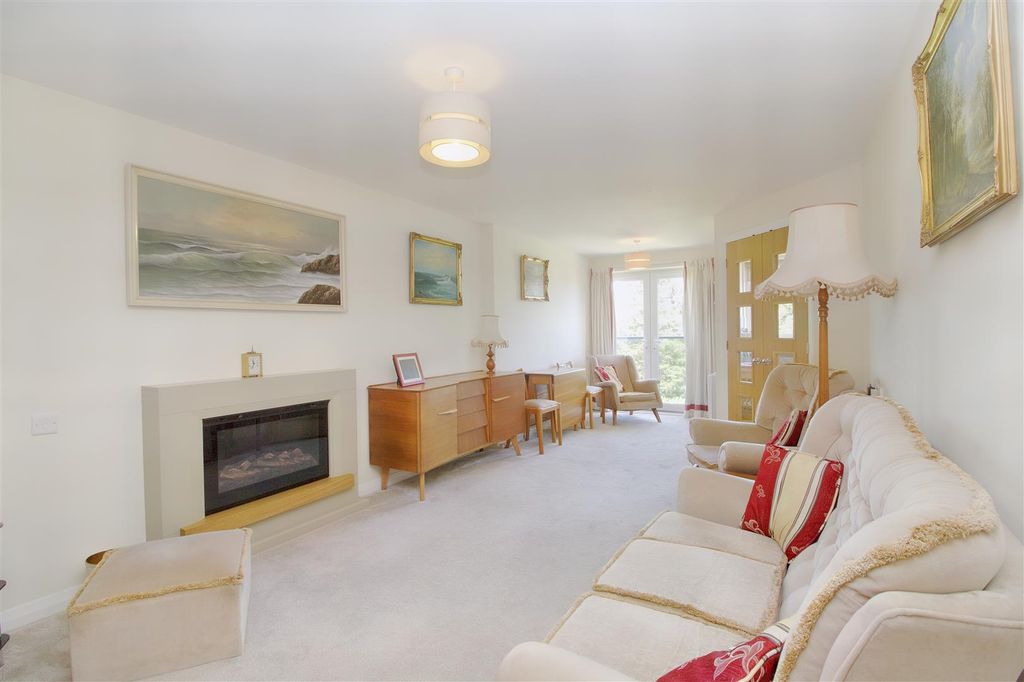 Property photo 2 of 24 8558023-Interior02.Jpg