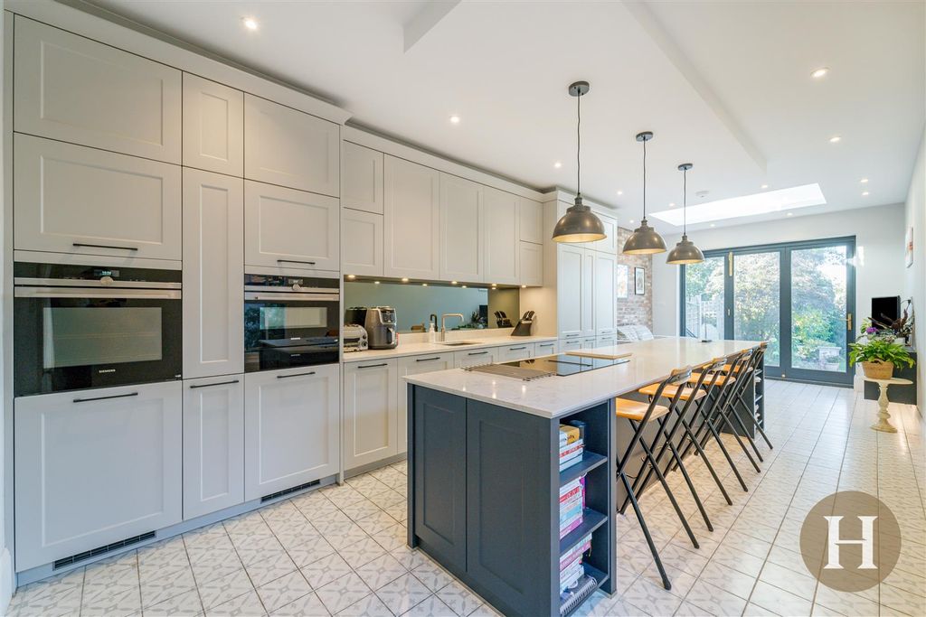 Property photo 2 of 56 Hadleigh Estate Agents-23.Jpg