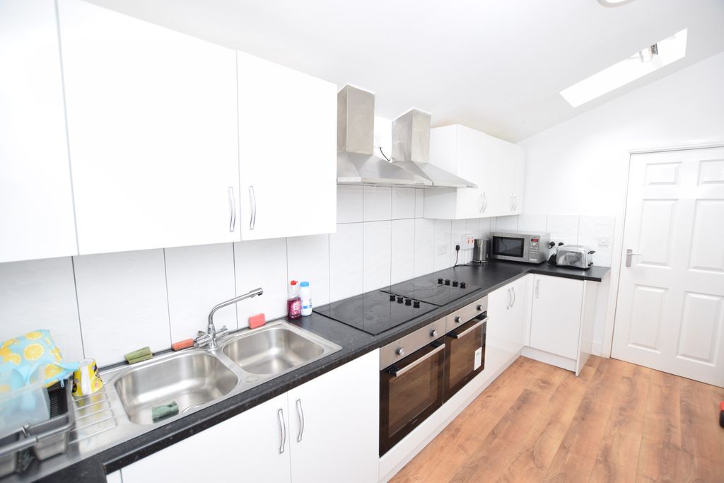 Property photo 3 of 5 Kitchen