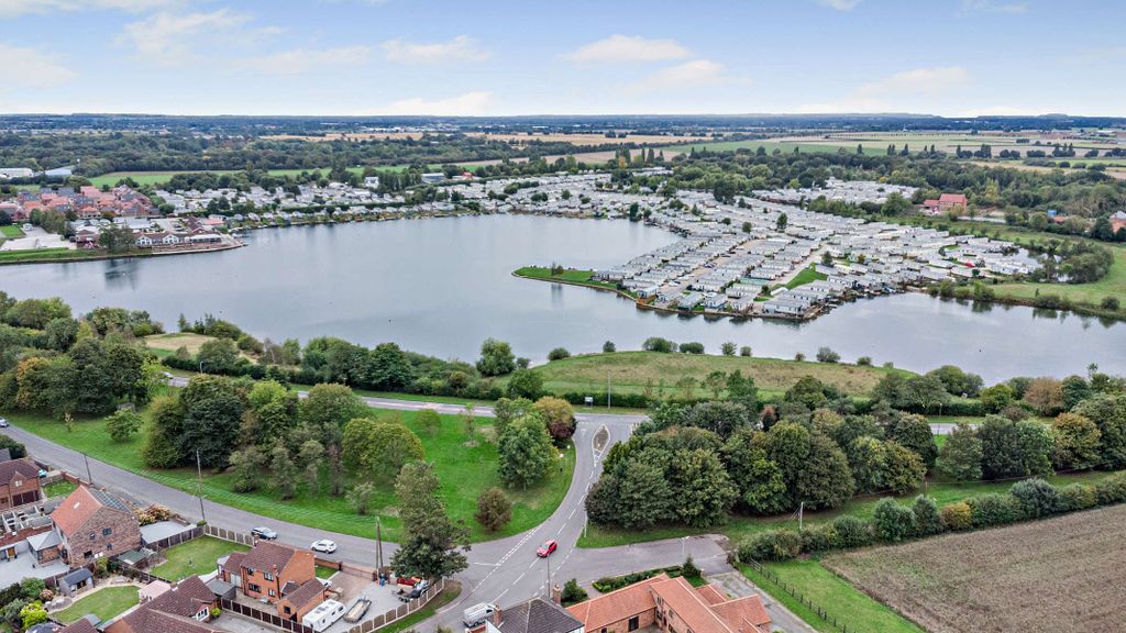 Property photo 3 of 34 8665485-Exterior07-800