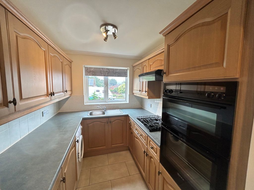 Property photo 3 of 10 Kitchen